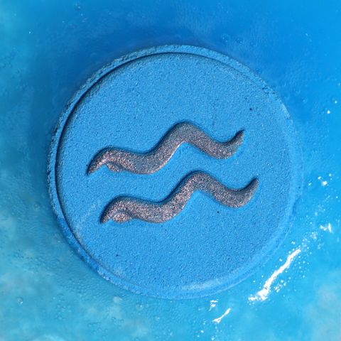 Set of Zodiac Bath Fizzers with Horoscope - Aquarius - Bath Indulgence