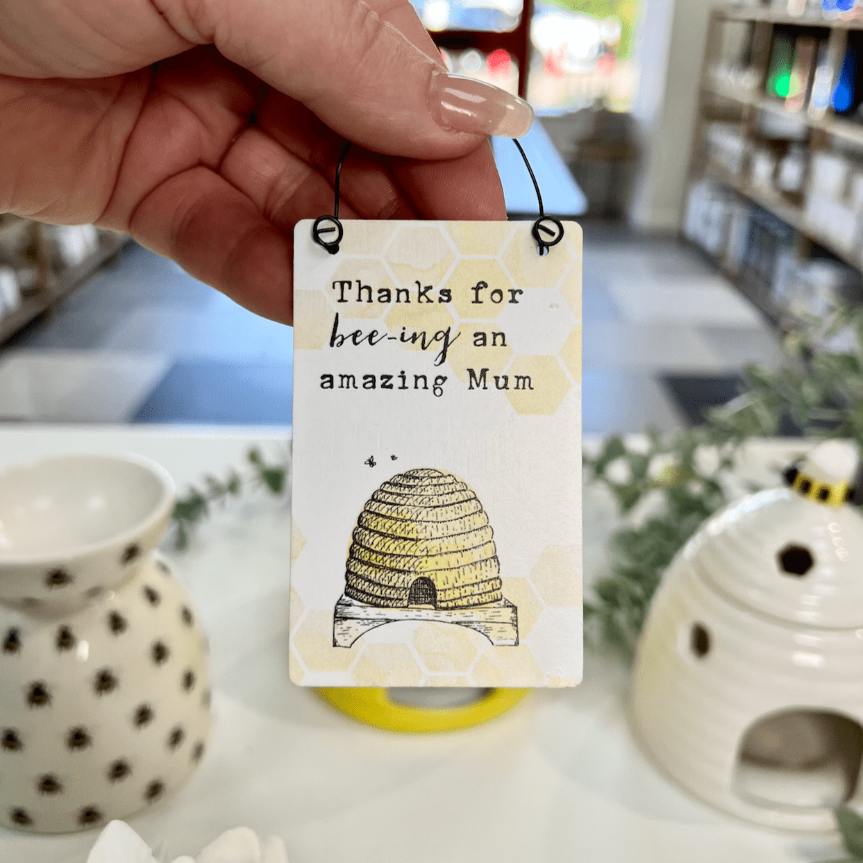 Amazing Mum Mini Bee Sign - Bath Indulgence