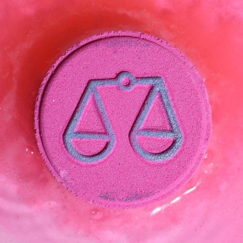 Set of Zodiac Bath Fizzers with Horoscope - Libra - Bath Indulgence